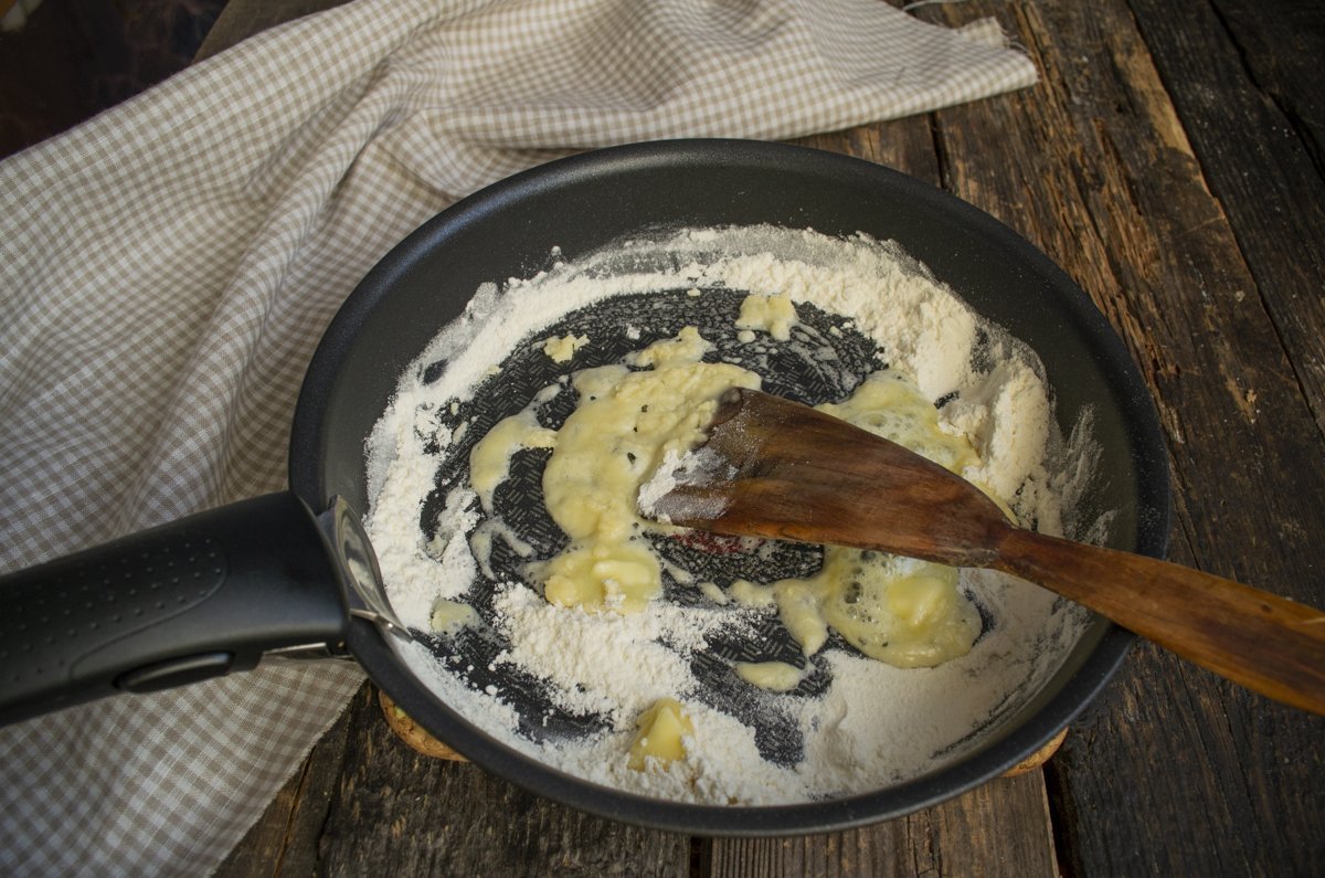 Brussel Kool in een romige saus onder een kaaskorst. Stap -By -stap Recept met foto