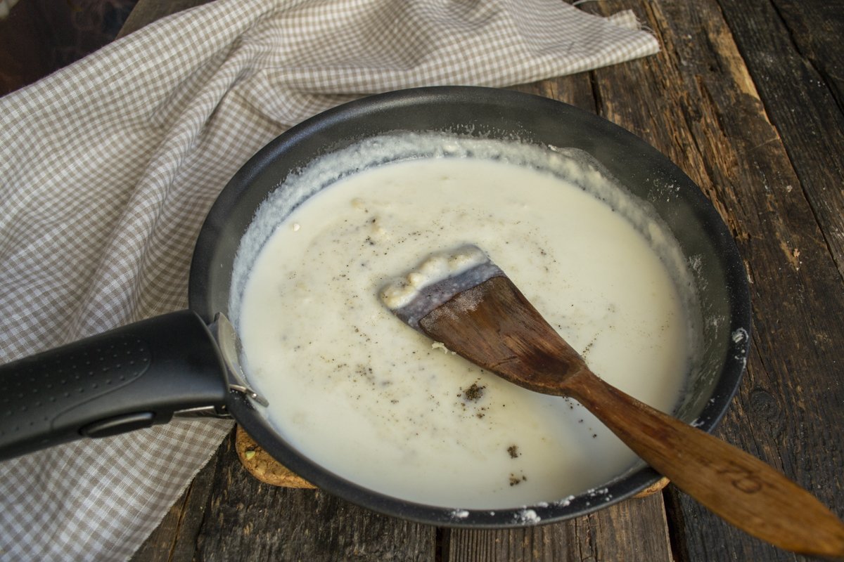 Brussel Kool in een romige saus onder een kaaskorst. Stap -By -stap Recept met foto