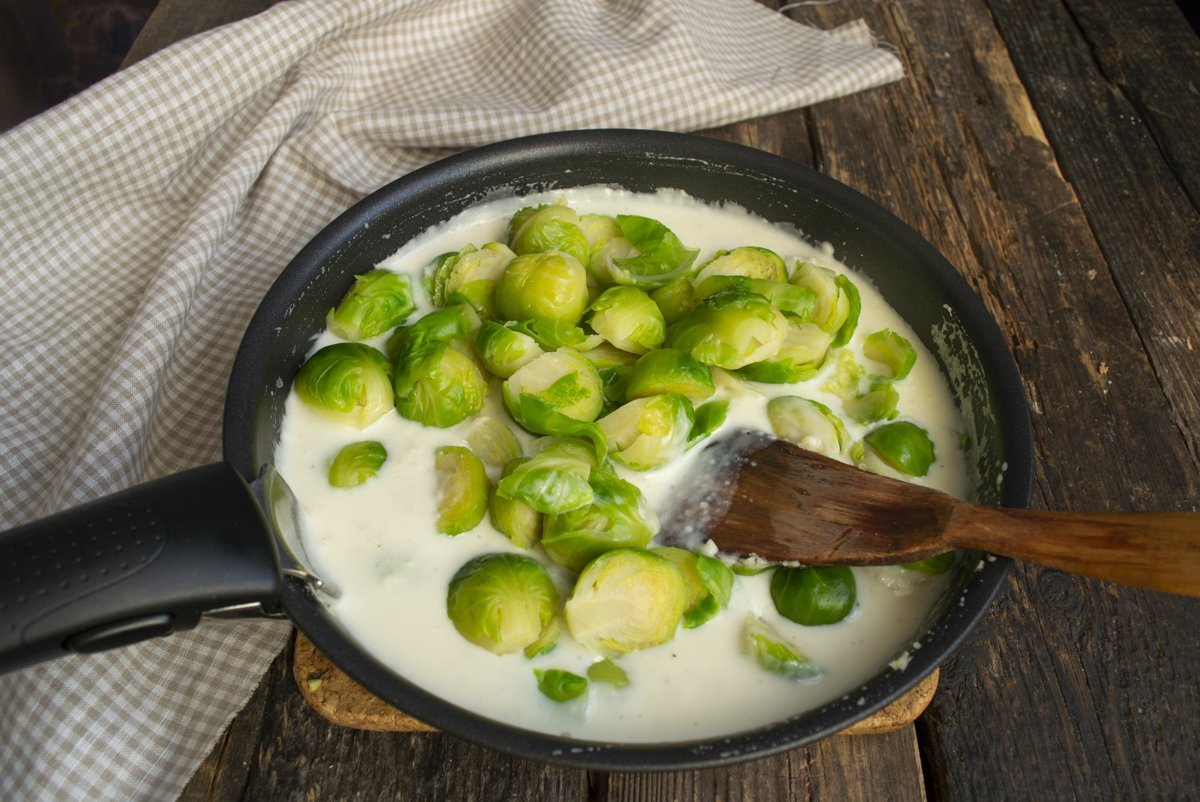 Brussel Kool in een romige saus onder een kaaskorst. Stap -By -stap Recept met foto