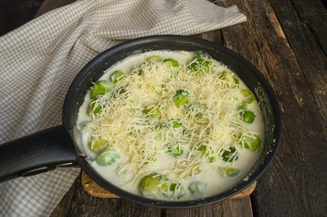 Brussel Kool in een romige saus onder een kaaskorst. Stap -By -stap Recept met foto