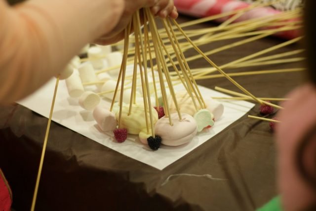 Een boeket van Marshmalllow en Marshmallows is een origineel en heerlijk geschenk. Masterclass met foto's