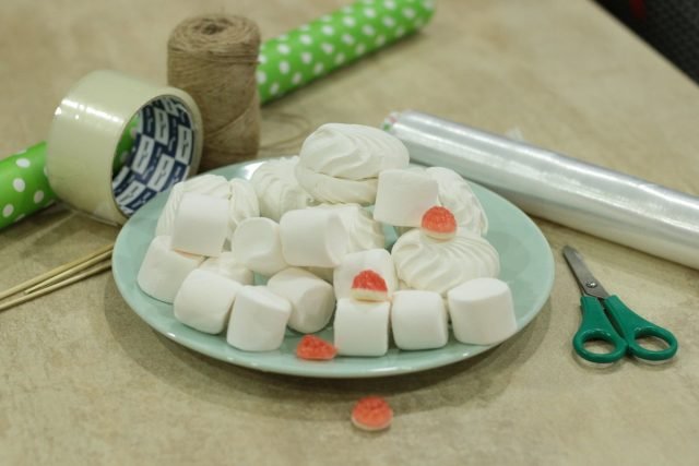 Een boeket van Marshmalllow en Marshmallows is een origineel en heerlijk geschenk. Masterclass met foto's