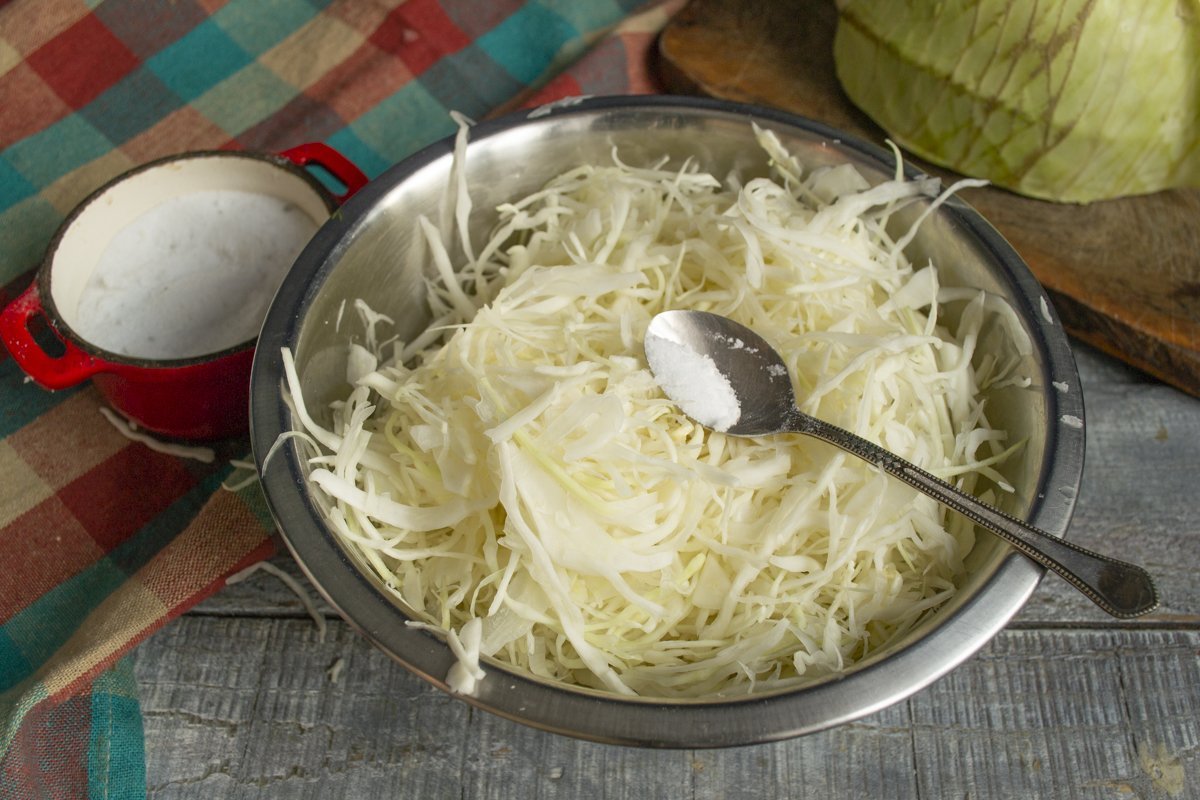 Snel ingemaakte kool voor salades. Stap -By -stap Recept met foto