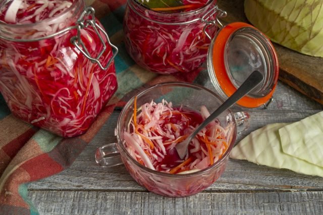 Snel ingemaakte kool voor salades. Stap -By -stap Recept met foto