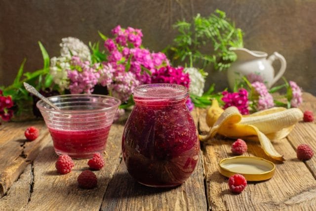 Snelle jam vitaminka van zomerbessen met een banaan. Stap -By -stap Recept met foto