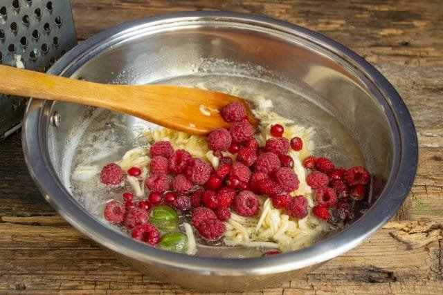 Snelle jam vitaminka van zomerbessen met een banaan. Stap -By -stap Recept met foto