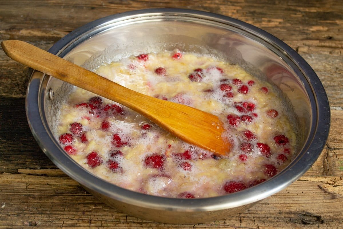 Snelle jam vitaminka van zomerbessen met een banaan. Stap -By -stap Recept met foto