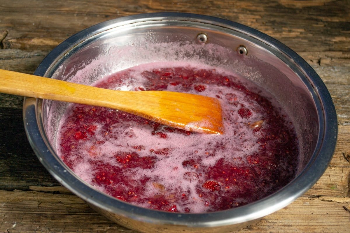 Snelle jam vitaminka van zomerbessen met een banaan. Stap -By -stap Recept met foto