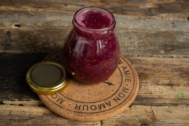 Snelle jam vitaminka van zomerbessen met een banaan. Stap -By -stap Recept met foto