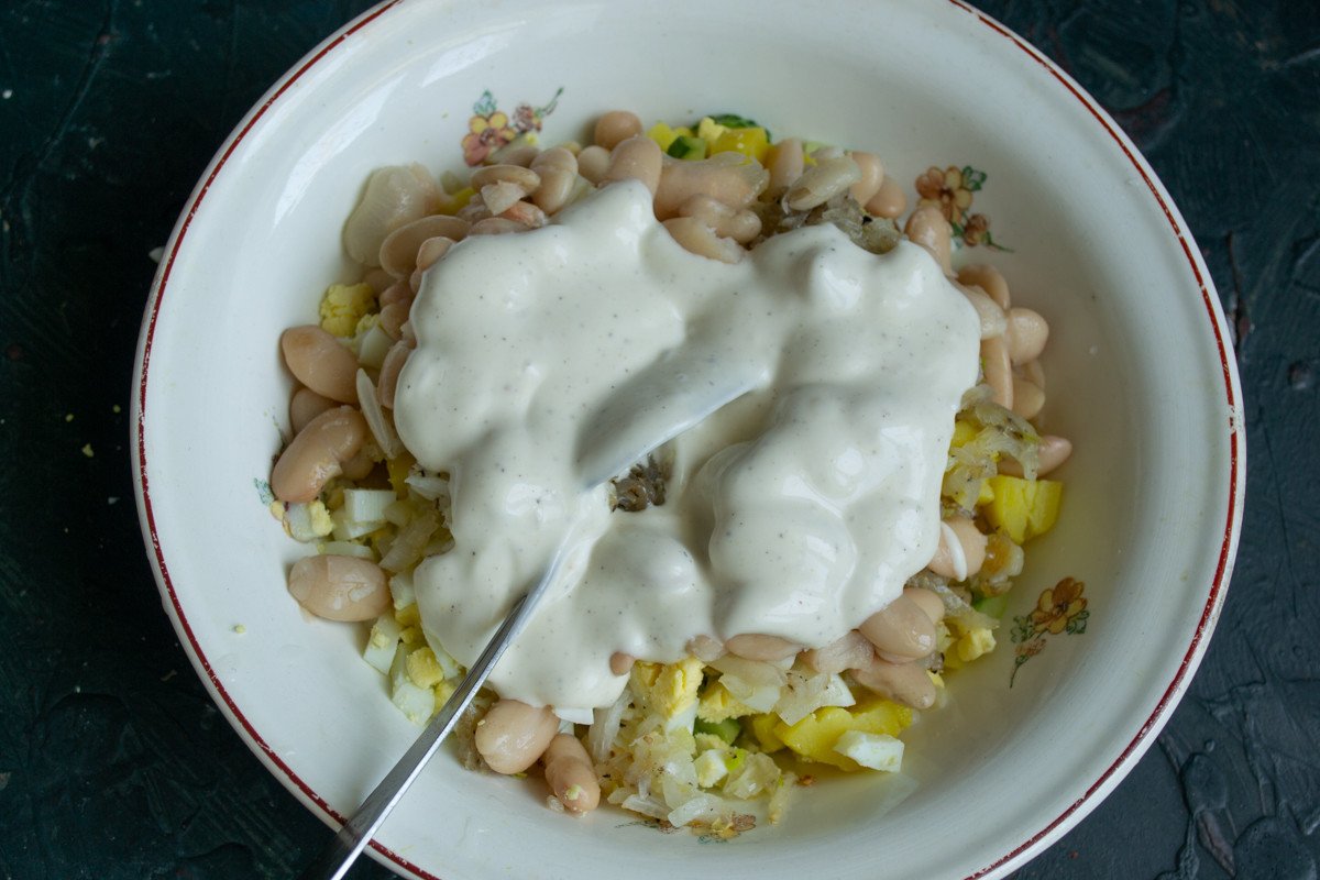 Snelle aardappelsalade met bonen en Aquapab-Miannesis. Stap -By -stap Recept met foto