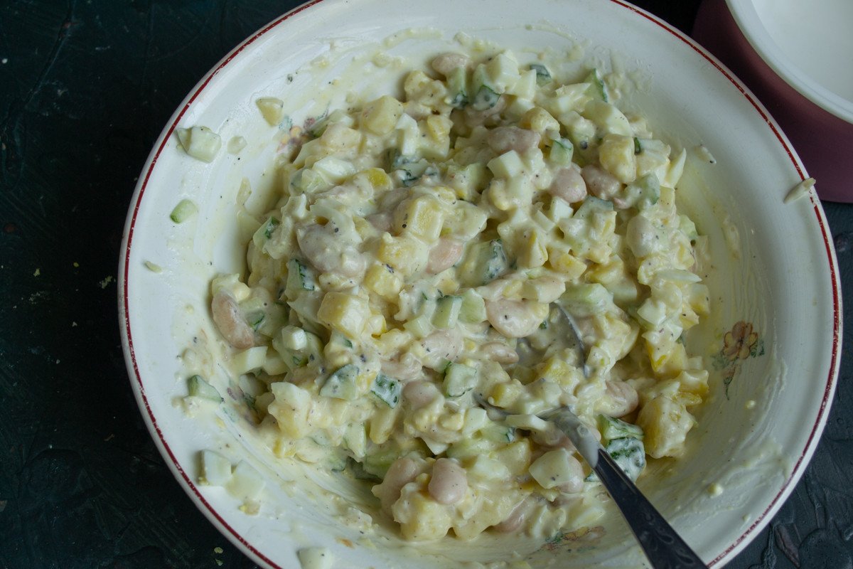 Snelle aardappelsalade met bonen en Aquapab-Miannesis. Stap -By -stap Recept met foto