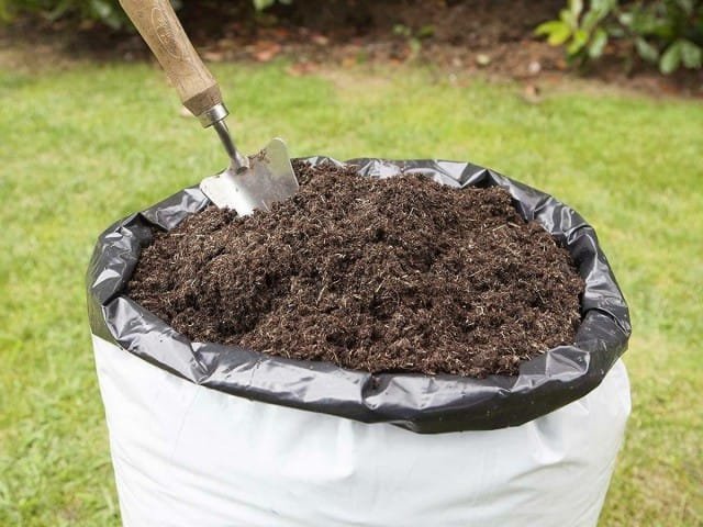 Snelle compost is een uitstekende meststof en geen vreugdevuren op de site. Hoe maak je aerobe compost in de herfst en lente? Foto