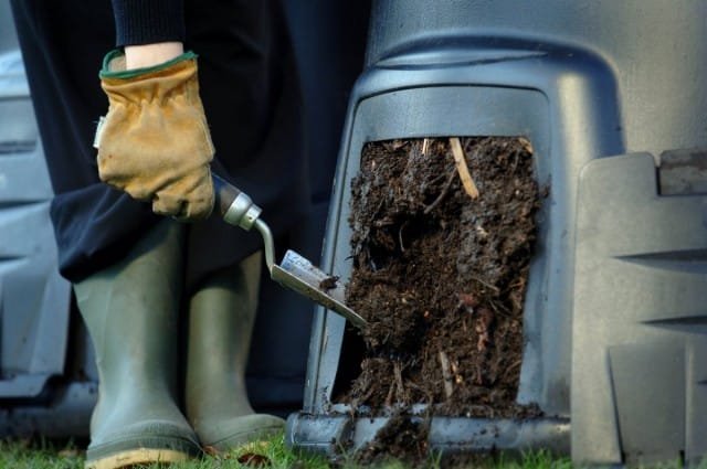 Snelle compost is een uitstekende meststof en geen vreugdevuren op de site. Hoe maak je aerobe compost in de herfst en lente? Foto