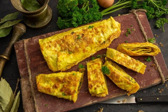 Een snelle roulet van lavash met gehakt vlees en kaas. Stap -By -stap Recept met foto