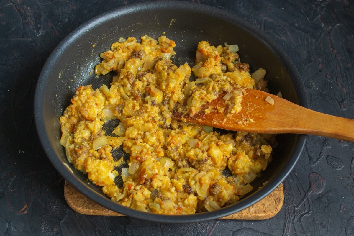 Een snelle roulet van lavash met gehakt vlees en kaas. Stap -By -stap Recept met foto