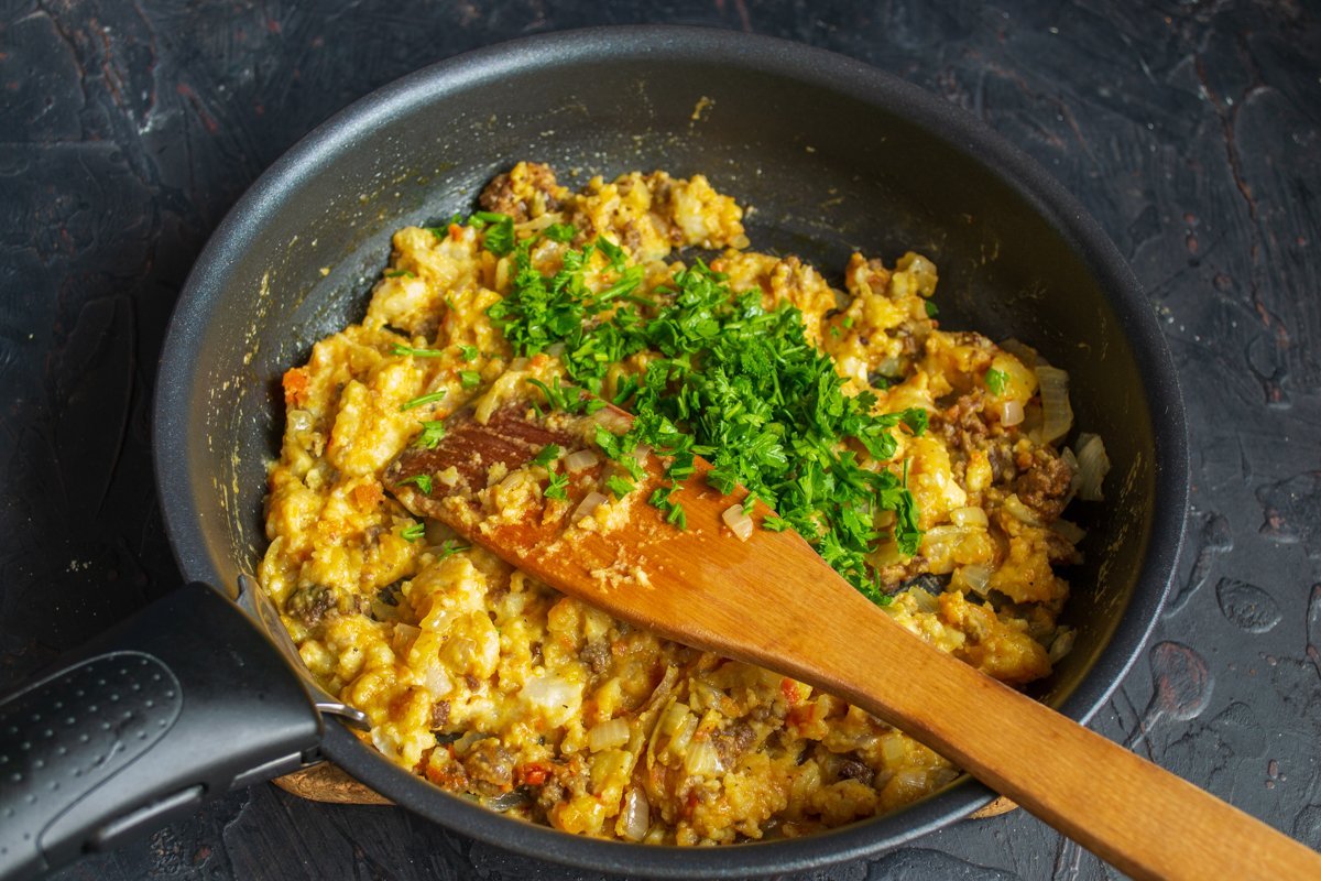 Een snelle roulet van lavash met gehakt vlees en kaas. Stap -By -stap Recept met foto