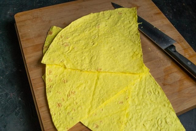 Een snelle roulet van lavash met gehakt vlees en kaas. Stap -By -stap Recept met foto