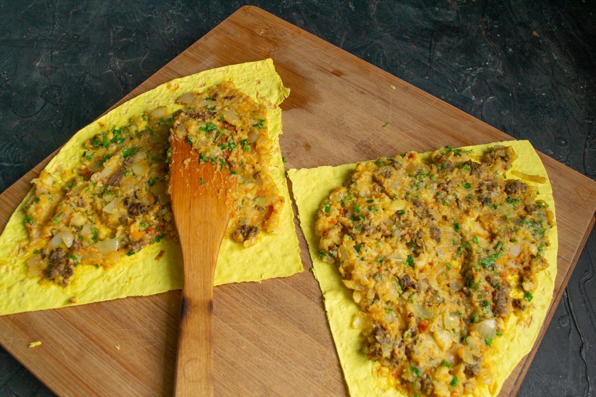 Een snelle roulet van lavash met gehakt vlees en kaas. Stap -By -stap Recept met foto