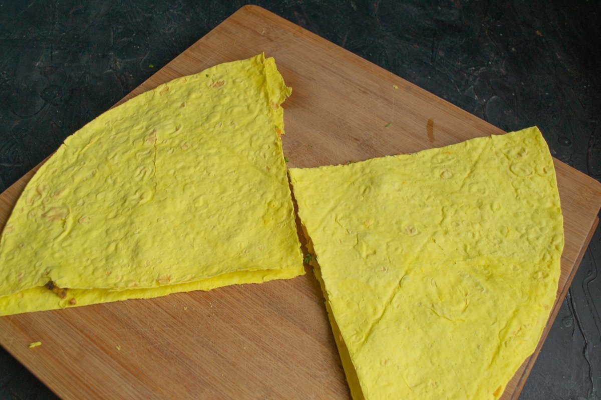 Een snelle roulet van lavash met gehakt vlees en kaas. Stap -By -stap Recept met foto