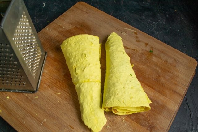 Een snelle roulet van lavash met gehakt vlees en kaas. Stap -By -stap Recept met foto