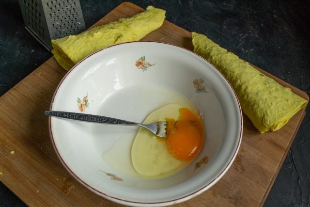 Een snelle roulet van lavash met gehakt vlees en kaas. Stap -By -stap Recept met foto