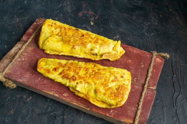 Een snelle roulet van lavash met gehakt vlees en kaas. Stap -By -stap Recept met foto