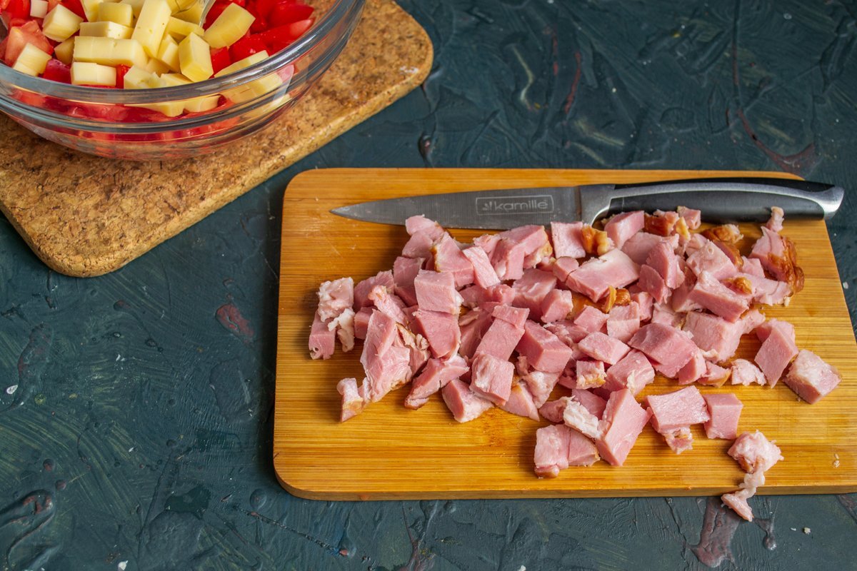 Snelle salade met ham, tomaten, kaas en citroenmayonaise. Stap -By -stap Recept met foto