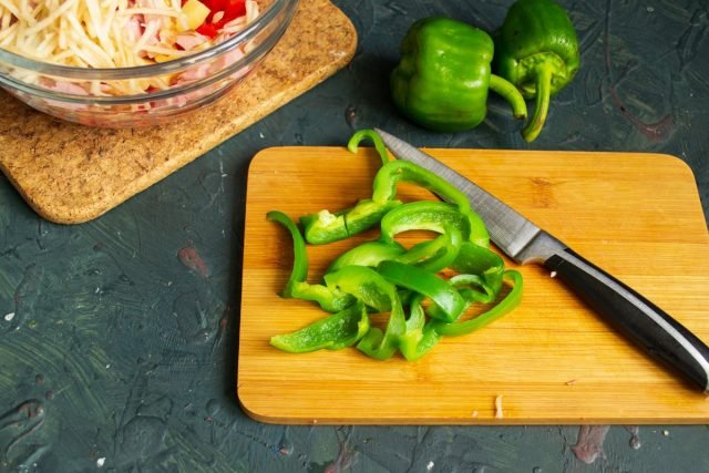 Snelle salade met ham, tomaten, kaas en citroenmayonaise. Stap -By -stap Recept met foto