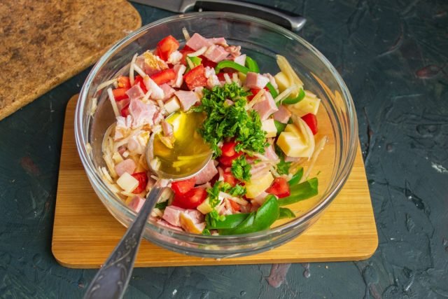 Snelle salade met ham, tomaten, kaas en citroenmayonaise. Stap -By -stap Recept met foto