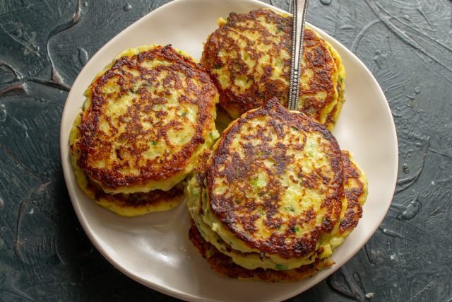 Snelle aardappeltaarten met vis en kruiden. Stap -By -stap Recept met foto