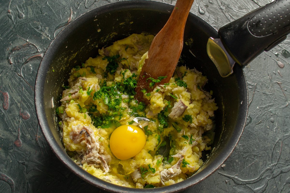 Snelle aardappeltaarten met vis en kruiden. Stap -By -stap Recept met foto