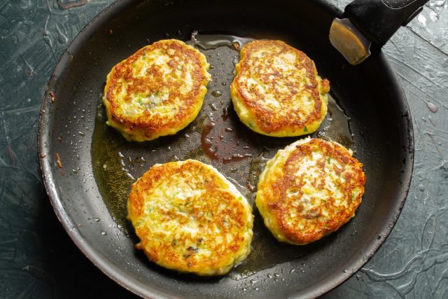 Snelle aardappeltaarten met vis en kruiden. Stap -By -stap Recept met foto