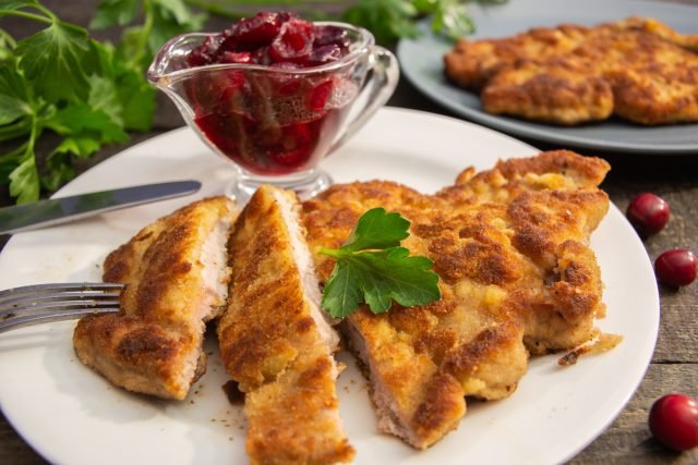 Snel shninichel varkensvlees met cranberrysaus. Stap -By -stap Recept met foto