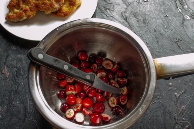 Snel shninichel varkensvlees met cranberrysaus. Stap -By -stap Recept met foto