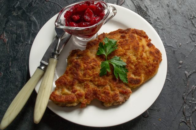 Snel shninichel varkensvlees met cranberrysaus. Stap -By -stap Recept met foto