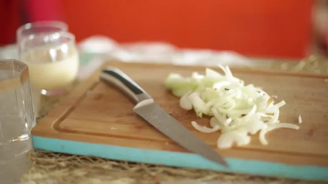 12 Lifhakov met uien, die niet alleen in de keuken nuttig zullen zijn