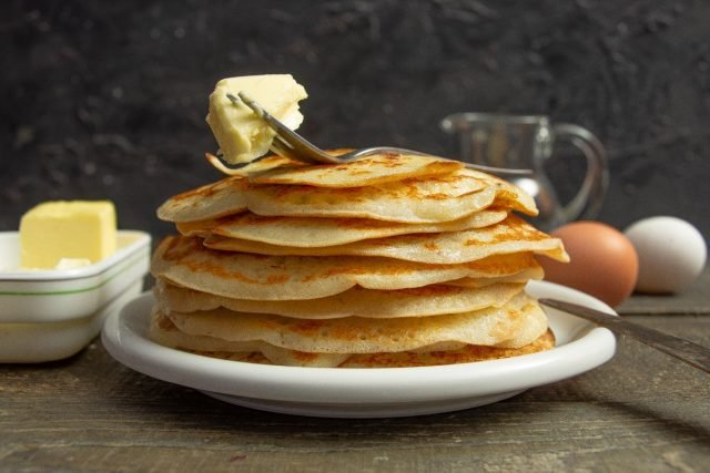 Openwork gistpannenkoeken in melk. Stap -By -stap Recept met foto