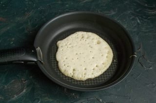 Openwork gistpannenkoeken in melk. Stap -By -stap Recept met foto