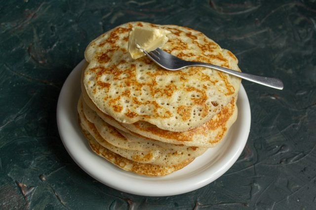 Openwork gistpannenkoeken in melk. Stap -By -stap Recept met foto