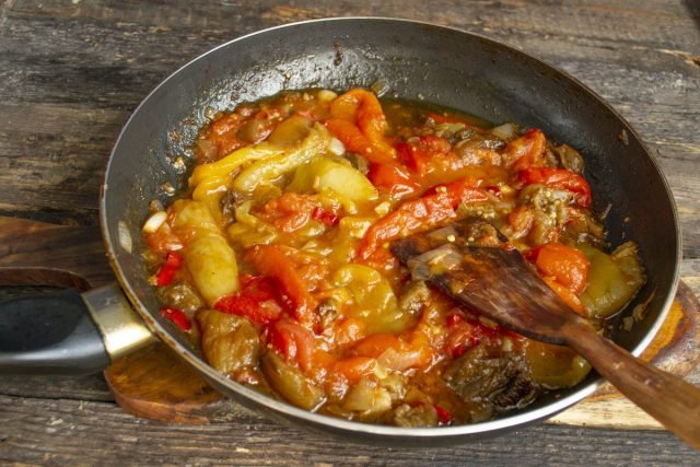 Balkan groentesaus aivar gemaakt van peper voor de winter. Stap -By -stap Recept met foto