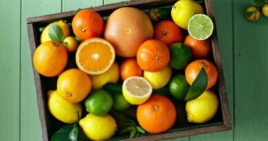 Kies citrusvruchten. Hoe u fruit kiest. Mandarijn. Oranje. Pompelmoes. Op de tafel. Voor de vakantie