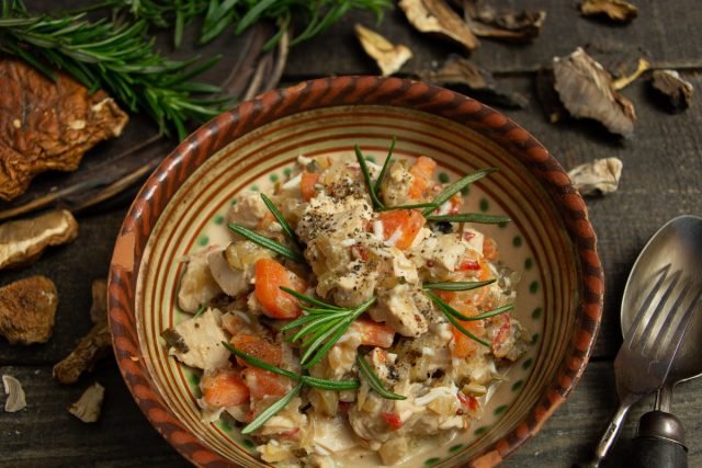 Dorpsalade met kip en gefrituurde champignons. Stap -By -stap Recept met foto