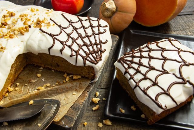 Halloween Dessert is een pompoencake met glazuur. Stap -By -stap Recept met foto