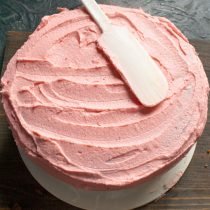 Amandelcake met roze glazuur