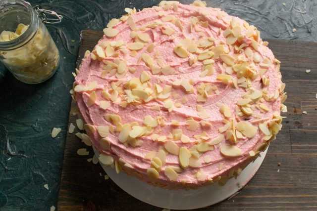 Amandelcake met roze glazuur