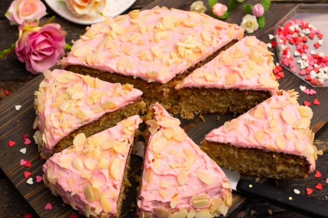 Amandelcake met roze glazuur