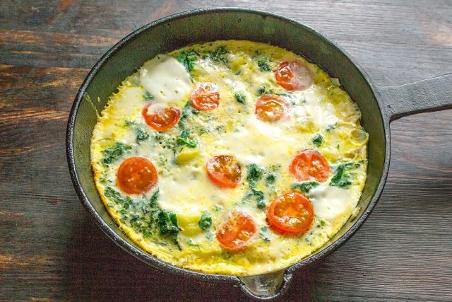 Omlet met brandnetels en aardappelen