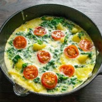 Omlet met brandnetels en aardappelen