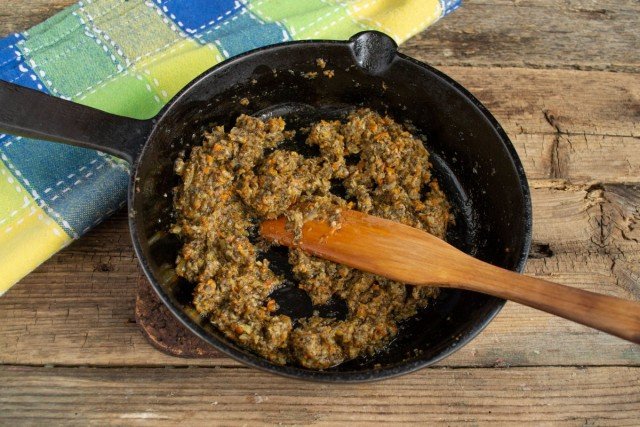 Een eenvoudig voorgerecht van eieren met champignonpasta. Stap -By -stap Recept met foto