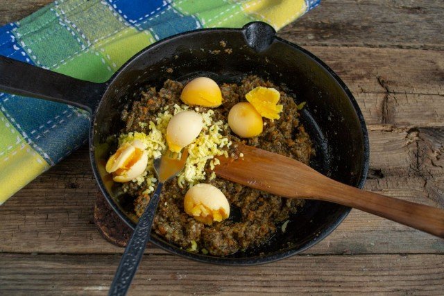 Een eenvoudig voorgerecht van eieren met champignonpasta. Stap -By -stap Recept met foto